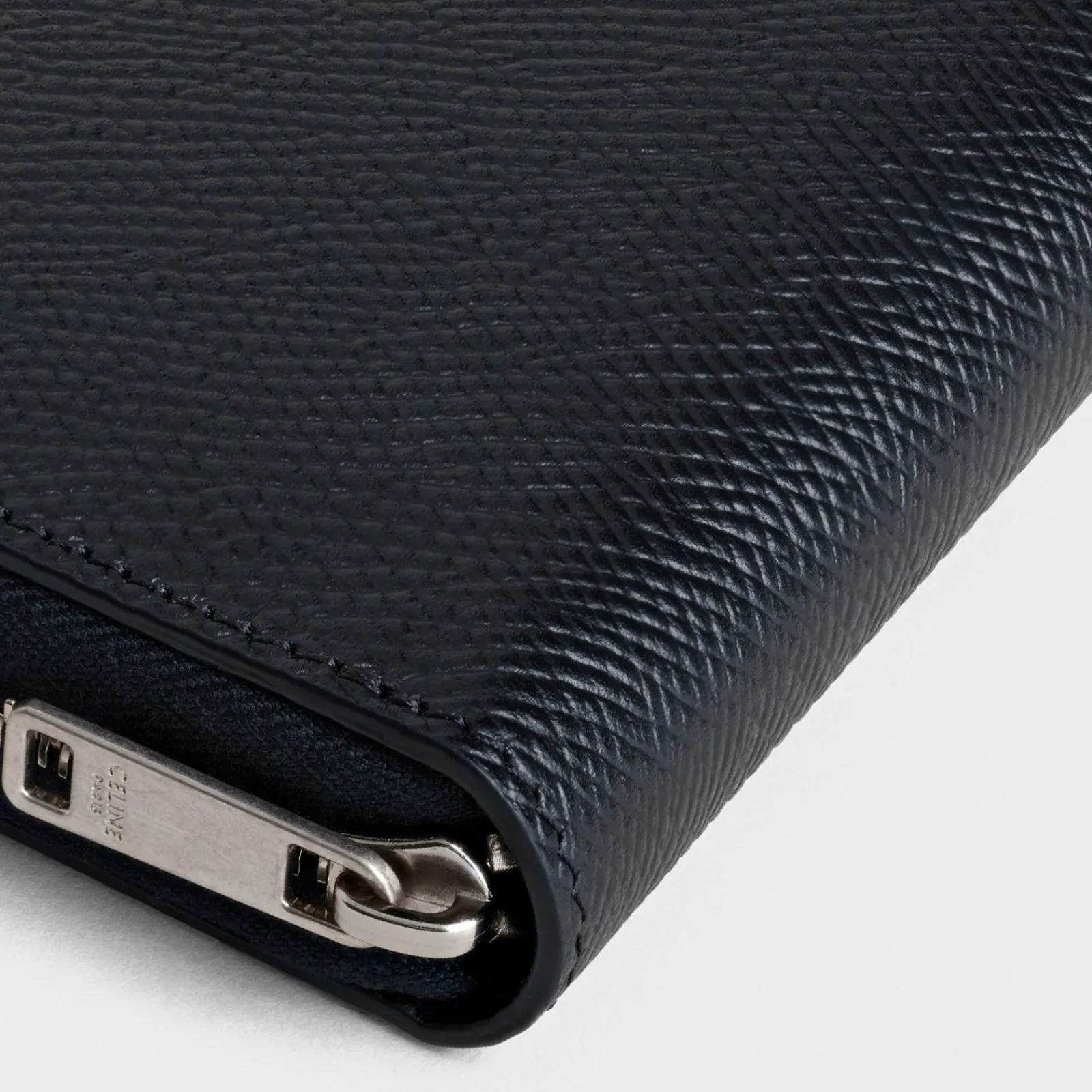 Online Large zipped wallet in Grained calfskin Essentials | Categories·Allets